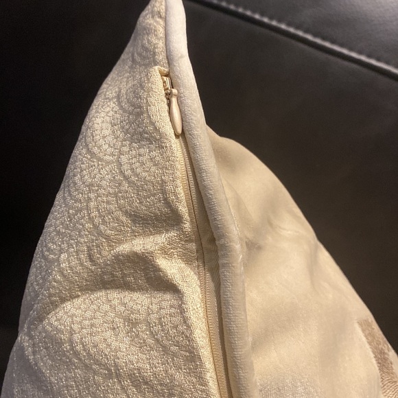 WATERFORD EURO SHAM
26in × 26in (66 cm x 66 cm)
Fits pillow: 26in x 26in NWT - Picture 6 of 9